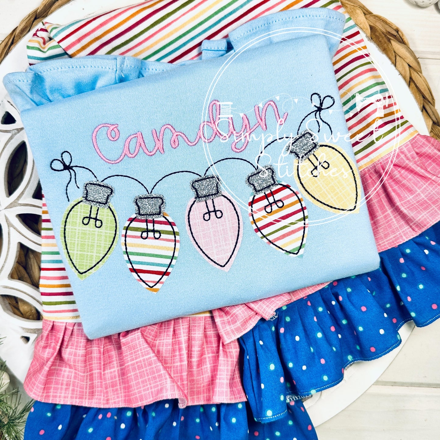 2674 - GIRLY CHRISTMAS LIGHTS BUNTING - APPLIQUE CHILD SHIRT