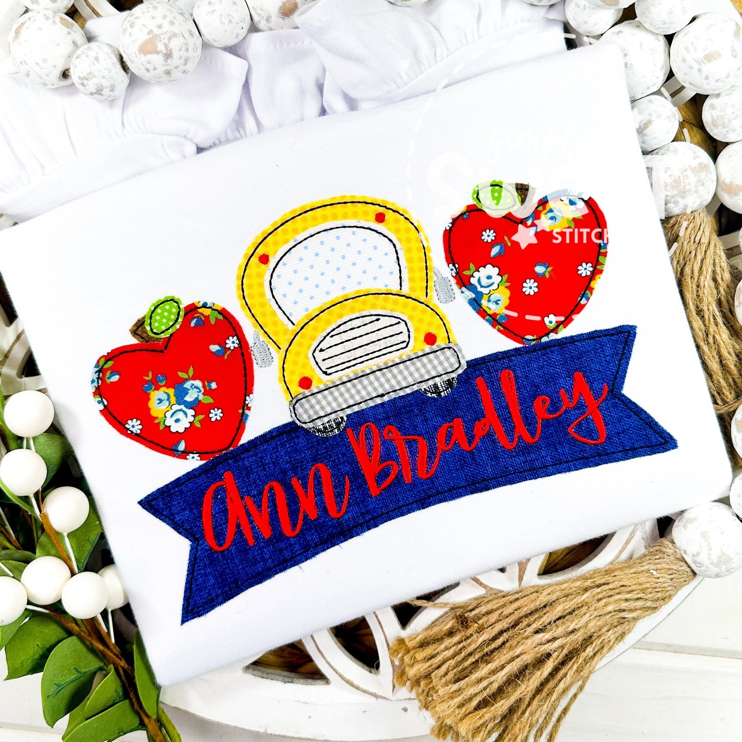 2842 - APPLE AND BUS TRIO WITH NAME BANNER - APPLIQUE CHILD SHIRT