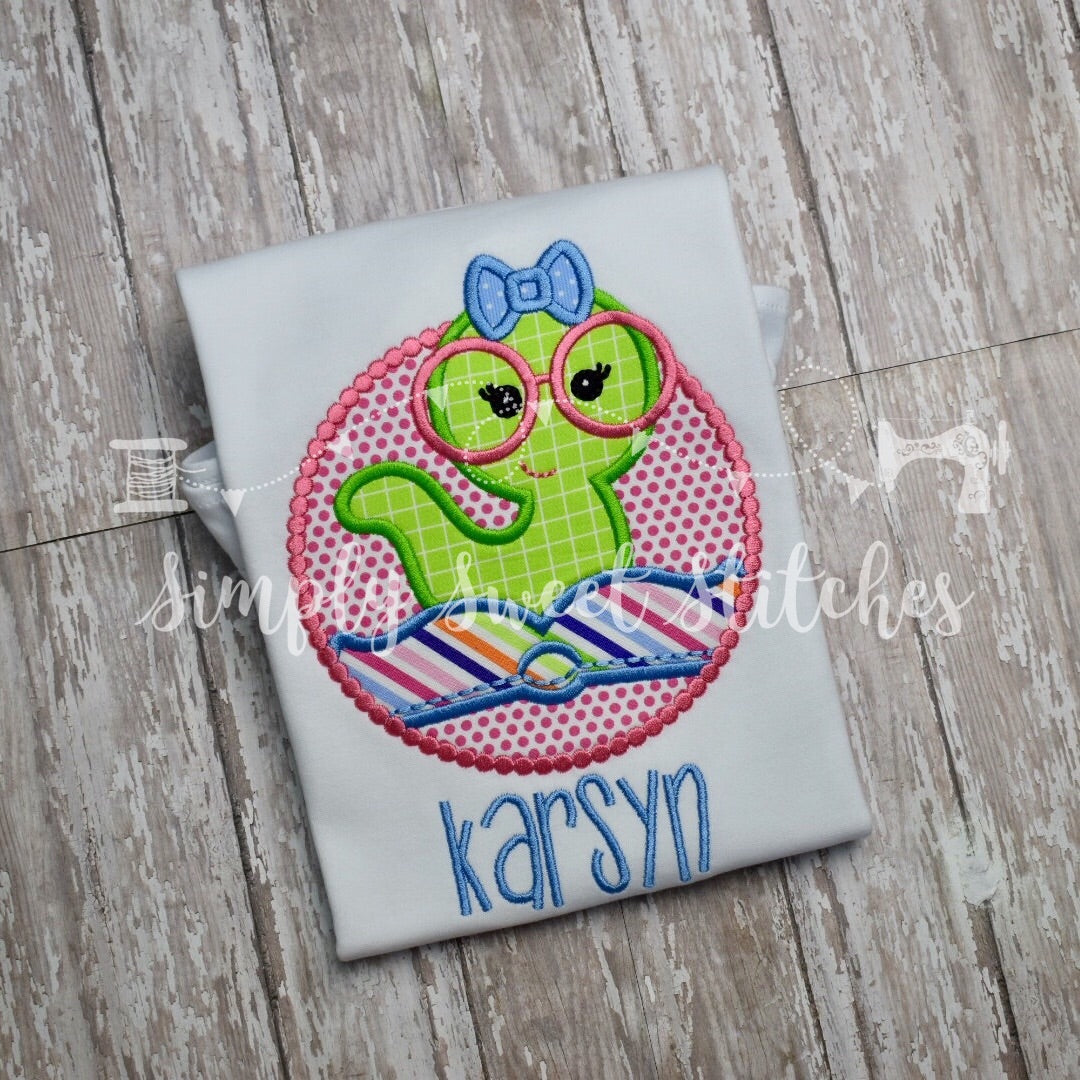 1437 - GIRL BOOK WORM CIRCLE - APPLIQUE CHILD SHIRT