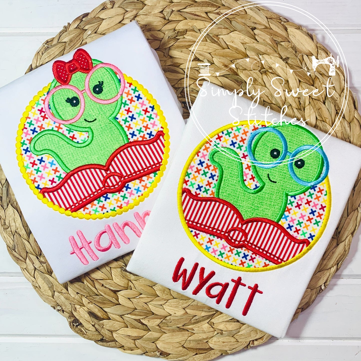 1436 - BOY BOOK WORM CIRCLE - APPLIQUE CHILD SHIRT