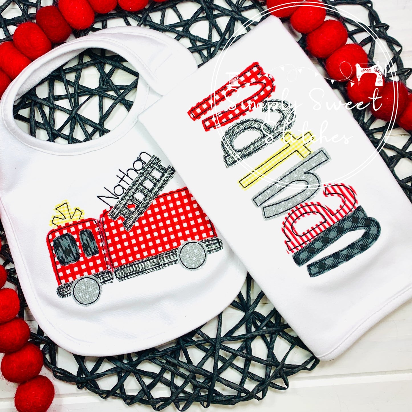 2723 - FIRE TRUCK APPLIQUE - BIB & BURP CLOTH