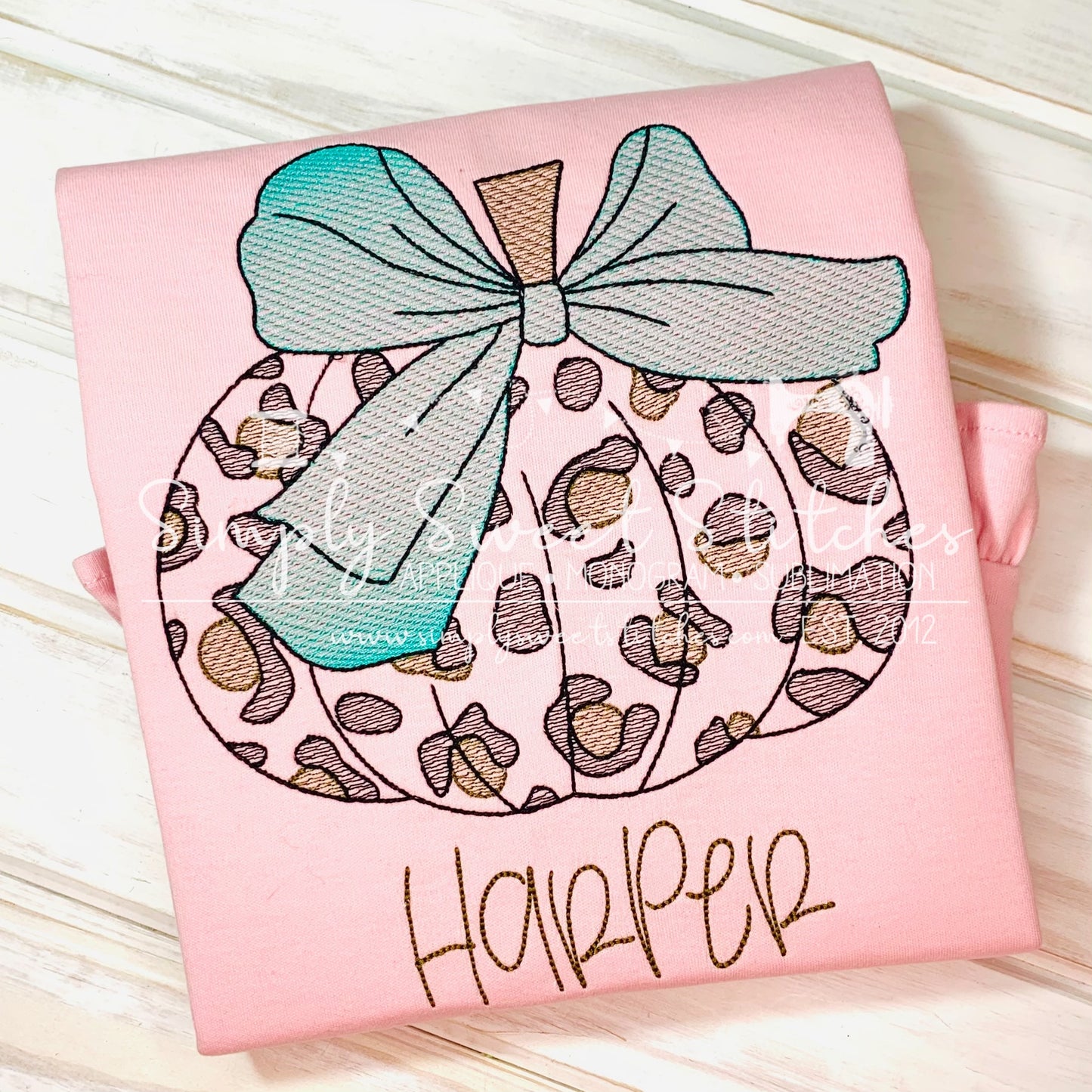 1825 - CHEETAH PUMPKIN WITH BOW - SKETCH CHILD SHIRT