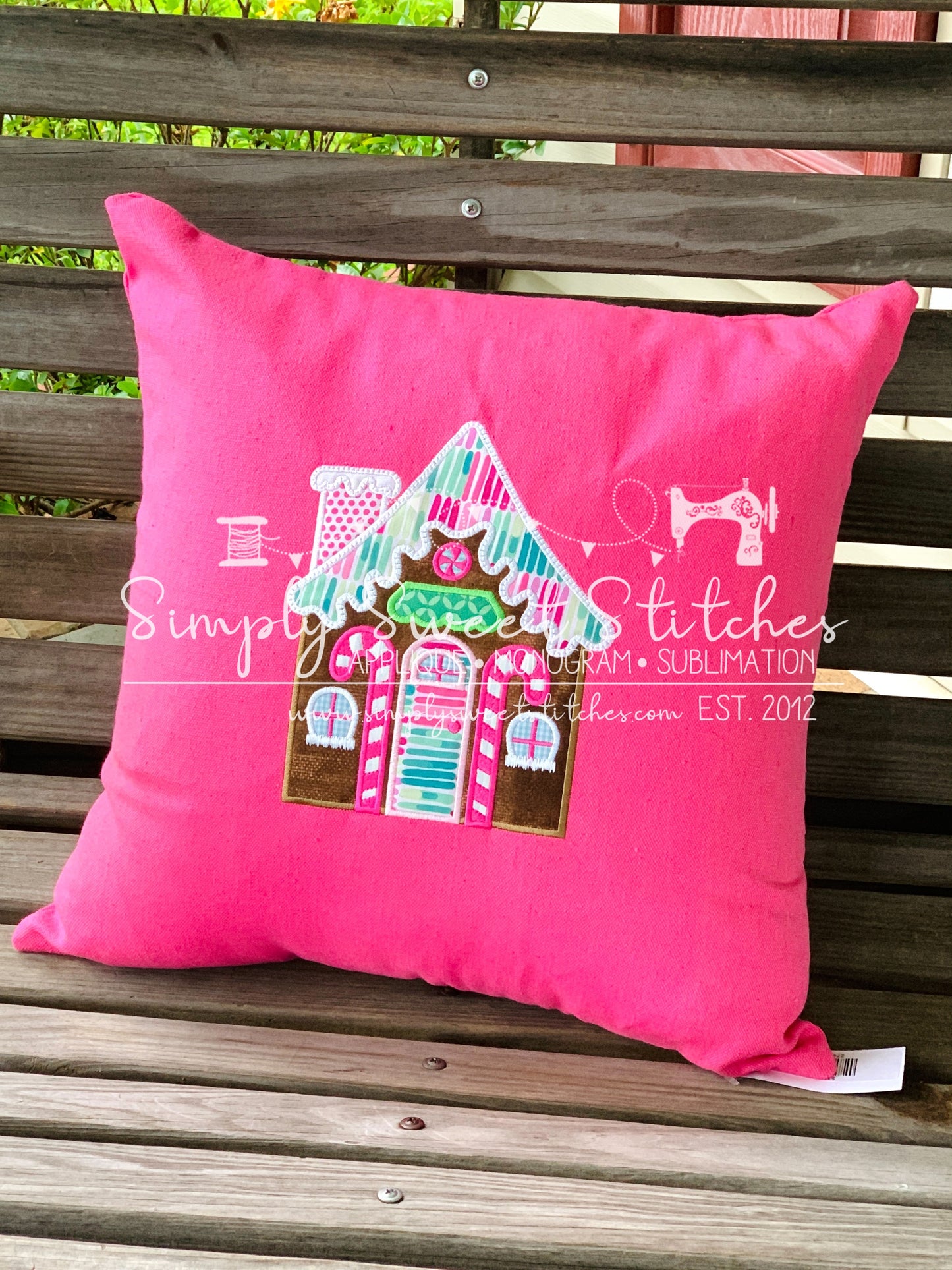 2069 - GINGERBREAD HOUSE APPLIQUE THROW PILLOW 18 IN x 18 IN - PILLOWCASE