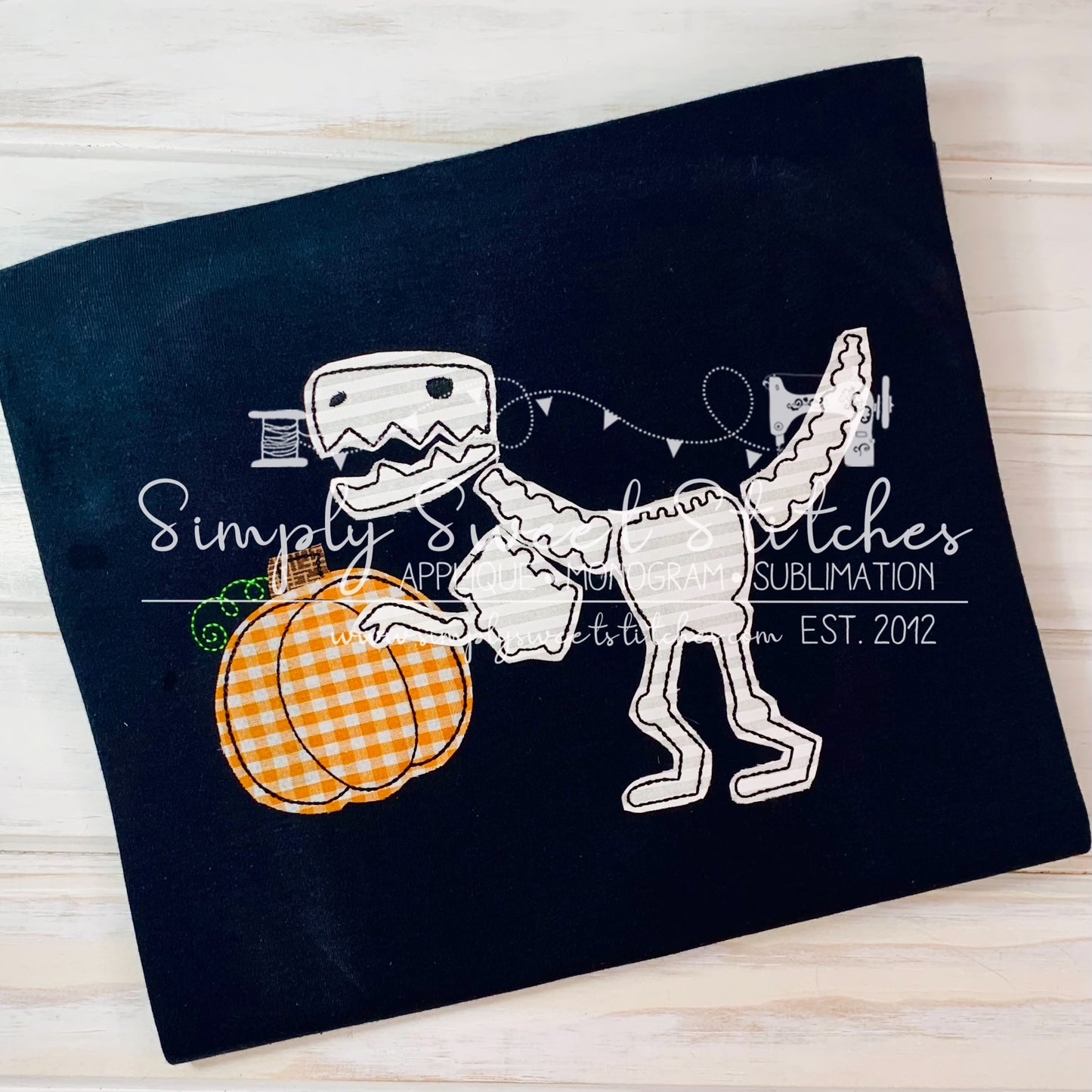 1811 - DINOSAUR SKELETON WITH PUMPKIN - APPLIQUE CHILD SHIRT