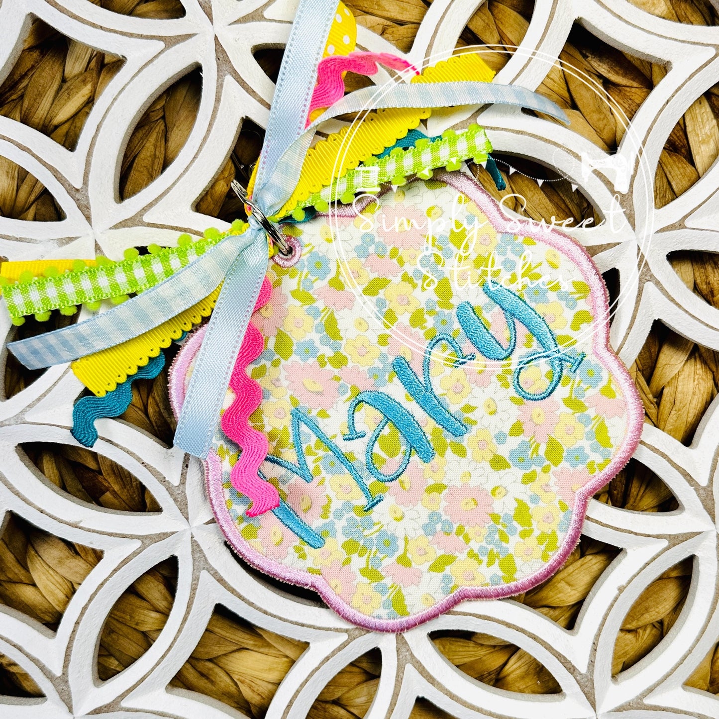 1443 - GIRL SCALLOPED CIRCLE - BAG TAG