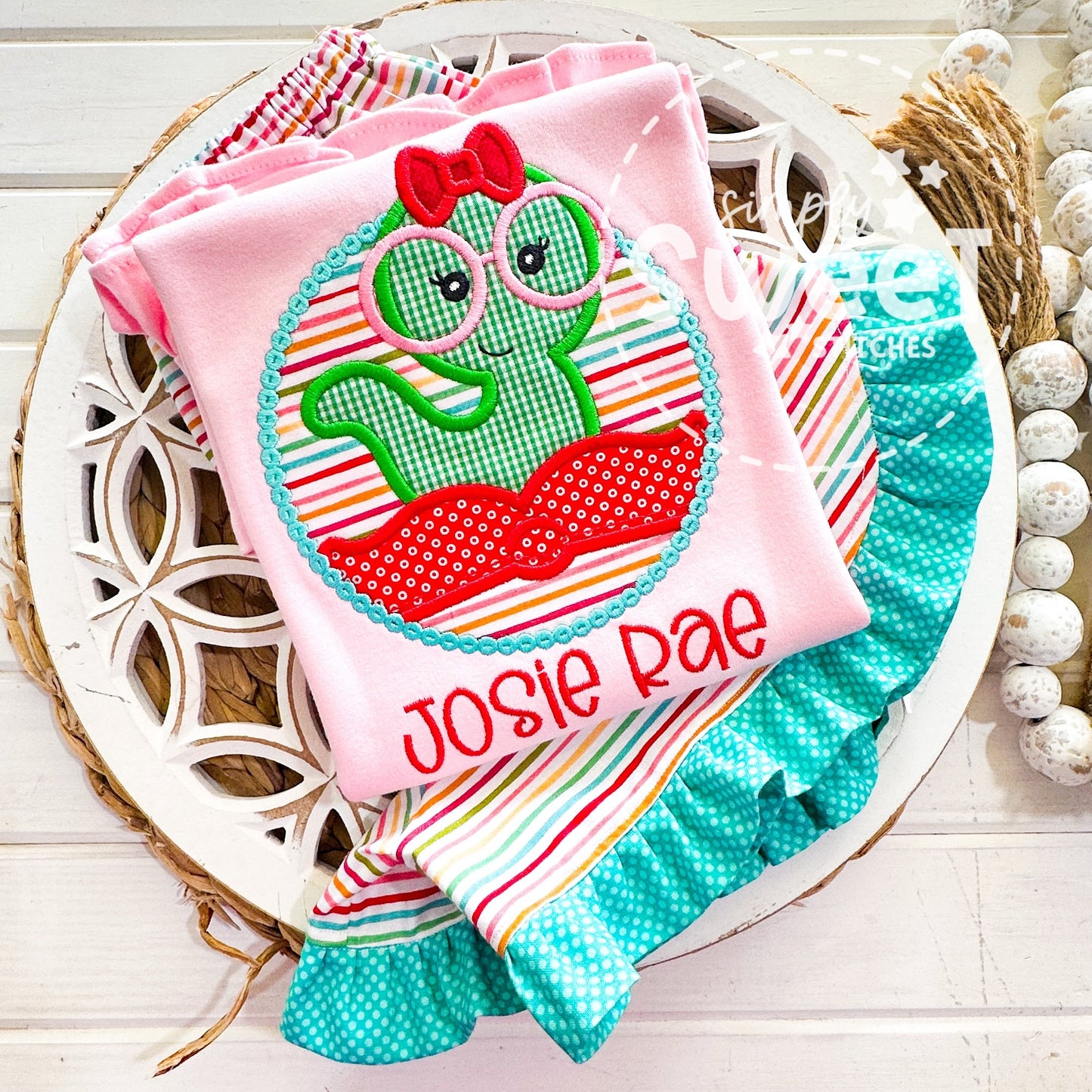 1437 - GIRL BOOK WORM CIRCLE - APPLIQUE CHILD SHIRT