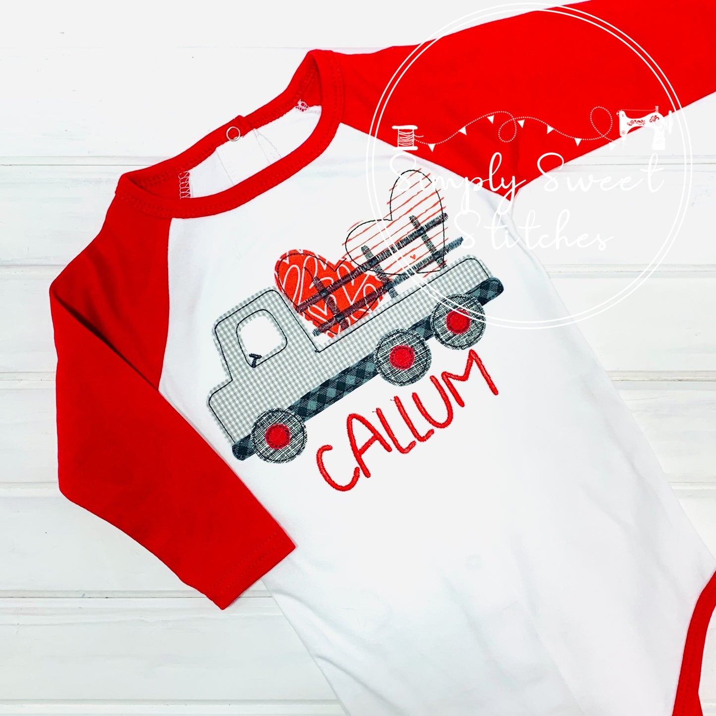 1565 - TRUCK WITH BED OF HEARTS APPLIQUE - CHILD SHIRT