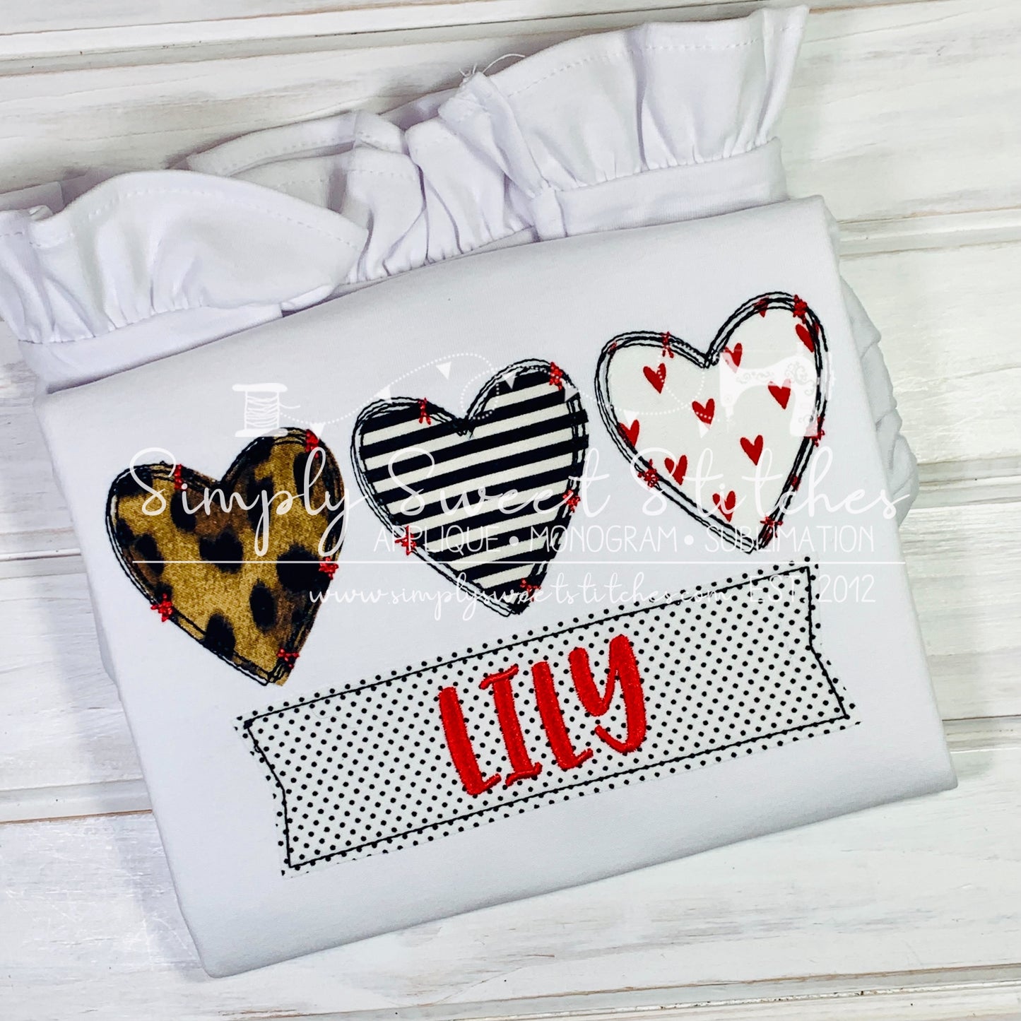 1934 - HEARTS TRIO WITH NAME BANNER - APPLIQUE CHILD SHIRT