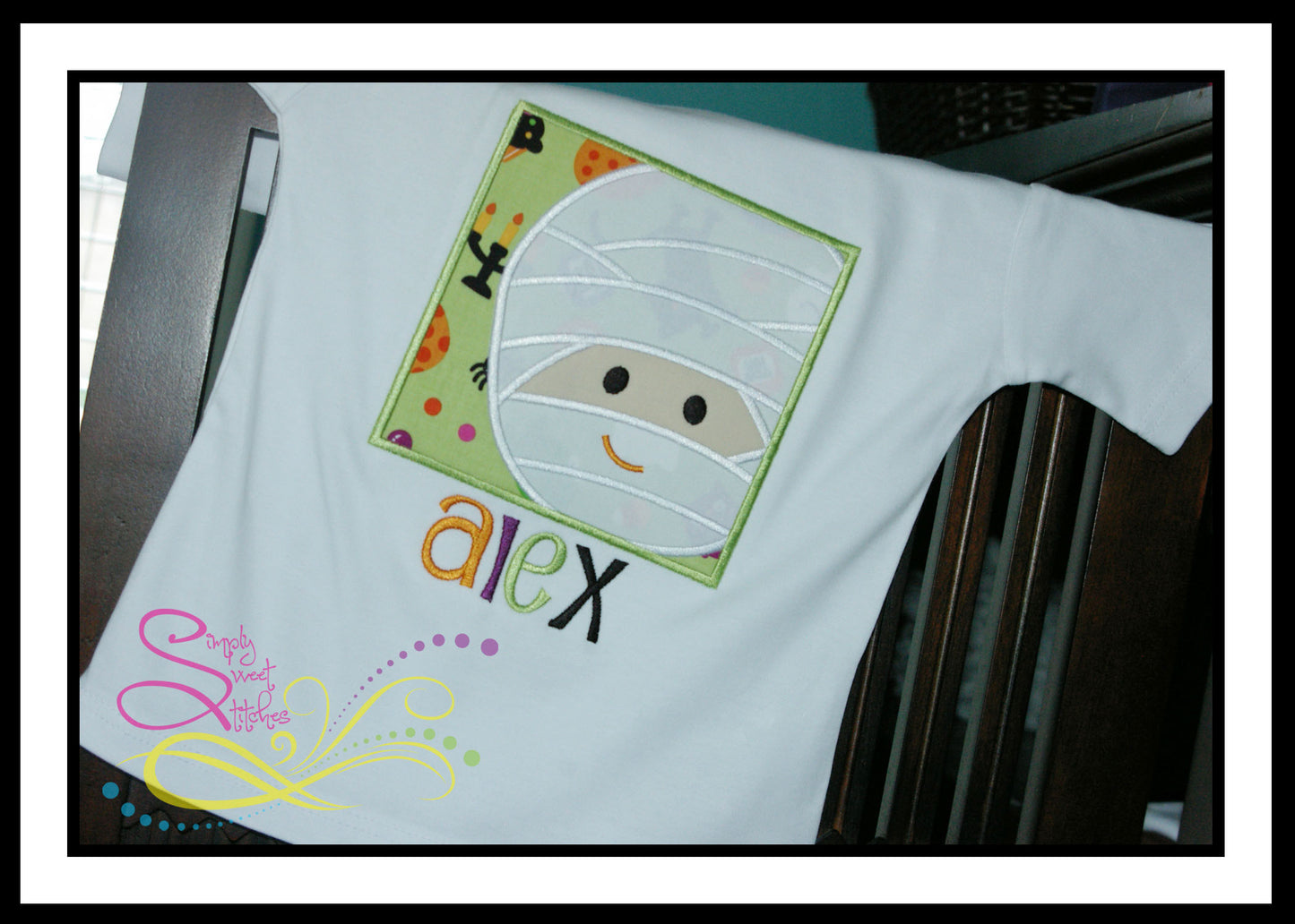 1100 - MUMMY IN BOX - APPLIQUE CHILD SHIRT